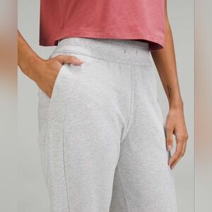 Lululemon Scuba High-Rise Cropped Jogger Heathered Ultra Light Grey in size 8